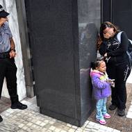 Ostraha je svědkem rozdělení rodiny. Bezpečnostní personál se v čím dál nestabilnějším prostředí soudní budovy často ocitá v kleštích mezi federálními agenty, zoufalými rodinami a demonstranty. (New York City, 20. srpna 2025)