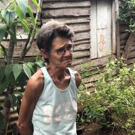 Viviana celý život pracovala jako uklízečka. Její penze je tak na nejnižší možné úrovni. Nemůže si dovolit ani plynový sporák, vaří tak venku na dřevěných polenech.