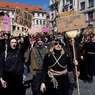 Protestující z Praha je feministická byli i letos připraveni a nenásilně blokovali mnoho příchozích cest na Václavské náměstí.