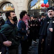 Odpůrci potratů se snažili blokádu nevnímat a třeba si hlasitě zpívat.