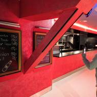 Nabídka u baru. Pivo za 150 korun, Birell za 75.