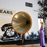 Výstavu v Praze pojal jako rozšířený ateliér, obří tepající koláž či procházku svým studiem.