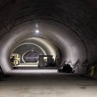 Vstříc tunelem nás čeká stanice Pankrác. Na fotografii tunel směr Ryšánka.
