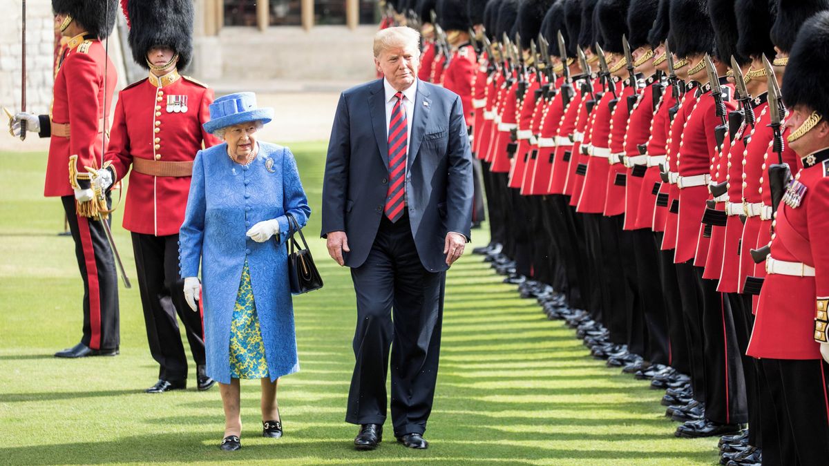 Trumpova šňůra zvláštních královských momentů: Tak se Alžběta ještě nebavila