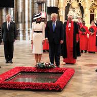 Zvlášť z dnešního pohledu je pikantní, že Trump se v roce 2019 v Londýně setkal i s princem Andrewem, tehdy ještě pracujícím členem královské rodiny. Kariéry obou mužů ničí dávné vztahy s odsouzeným sexuálním delikventem Jeffreyem Epsteinem. (Princ Andrew a manželé Trumpovi ve Westminsterském opatství u hrobu neznámého vojína, 3. června 2019).