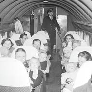 Předloňských více než 37 tisíc případů černého kašle bylo nejvíc od zahájení očkování v tehdejším Československu v roce 1958. Loni už bylo případů desetkrát méně a letos za první čtvrtletí 354. Černý kašel (pertuse) je vysoce nakažlivé bakteriální onemocnění dýchacích cest způsobené bakterií Bordetella pertussis. Přenáší se kapénkami a projevuje se záchvaty dávivého kašle, které mohou být nebezpečné zejména pro kojence. 

(Dobový text, 1949: Československé aerolinie zařadily do svého programu zdravotní lety pro děti ohrožené černým kašlem. Tyto lety se provádějí 2× týdně. Před startem prohlédne děti lékař a zaznamená dosavadní průběh nemoci. Je veden také podrobný popis každého letu, aby se zjistilo, ve kterém stadiu nemoci a za jakých povětrnostních podmínek je toto léčení nejpříznivější. Po týdnu dávají rodiče lékaři zprávu o účinnosti letu na nemoc dítěte. Let trvá hodinu ve výšce 3.000 m. Tato náhlá změna tlakové výšky působí ve většině případů blahodárně na průběh nemoci. Let snášejí děti převážně dobře a ve většině případů prospí malí pacienti celý let pod vlivem změny tlaku vzduchu. Děti mohou absolvovat let samy, nebo v doprovodu rodičů. Celkem vzato je docíleno určitých výsledků s touto léčebnou metodou a lékaři pozorně zjišťují, jaké povětrnostní podmínky nejlépe vyhovují pro úspěšné vyléčení černého kašle. Na sn. rodiče s dětmi v letadle -ještě před startem.)
