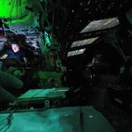 Členy lunární mise byly poprvé v historii žena (Christina Kochová), Afroameričan (Victor Glover) a občan jiné země než USA (Kanaďan Jeremy Hansen). Velitel mise Artemis II Reid Wiseman pak byl ve věku 50 let nejstarším astronautem letícím k Měsíci. (Christina Kochová uvnitř zatemněné kosmické lodi Orion během třetího dne mise Artemis II.)