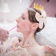 Vědci stále častěji popisují anorexii jako onemocnění těla i mysli. Její příčiny – dosud ne zcela objasněné – pravděpodobně zahrnují neurobiologické, genetické a environmentální faktory. 

(Asistentka pomáhá bývalé tanečnici Engle Louise pít brčkem. Dříve ji denně navštěvovaly zdravotní sestry, nyní je její péče zajištěna na základě zvláštní dohody mezi zdravotníky a městem. Vyfoceno 2. května v Linköpingu.)