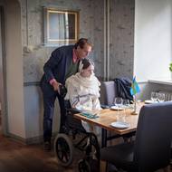 Třetím oceněným Příběhem je ten o bývalé tanečnici, která trpí anorexií. Pro švédský deník Corren jej nafotila Sanna Sjöswärd.

(Bývalá tanečnice Engla Louise oslavuje své 46. narozeniny na jednodenním výletě na hrad Löfstad, na snímku se svým otcem Hansem Ericssonem. „Pacienti s těžkou anorexií nedostávají ve Švédsku náležitou péči,“ říká. Vyfoceno 28. září 2025 v Norrköpingu ve Švédsku.)