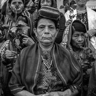 Posledním oceněným v kategorii samostatných fotografií se stal Victor J. Blue (The New York Times Magazine), který zachytil ženy kmene Achi před soudem v Guatemala City. To odpoledne byli tři bývalí členové civilní obrany shledáni vinnými ze znásilnění a zločinů proti lidskosti a odsouzeni k 40 letům vězení. Vyfoceno 30. května 2025 v hlavním městě Guatemaly. 
(Po čtyři desetiletí žila skupina domorodých žen z kmene Maya Achi v Rabinalu ve stejných komunitách jako muži, kteří je znásilnili. Guatemalská občanská válka vedla k genocidě tisíců Mayů Achi ze strany armády a místních paramilitárních sil podporovaných státem, které používaly sexuální násilí jako systematickou zbraň k podrobení domorodých komunit. V roce 2011 36 žen prolomilo mlčení, zahájilo a vyhrálo 14letý soudní spor proti svým násilníkům. Jejich kolektivní odolnost mění dědictví válečné beztrestnosti v historické vítězství spravedlnosti.)