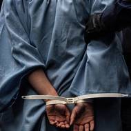 V kategorii samostatných fotografií vyhrál Alex Kent z The New York Times. Jeho snímek zachycuje absolventku Barnard College Jesse Pearceovou, která byla zadržena před budovou Kolumbijské univerzity během slavnostního předávání diplomů. Se studenty protestovali proti přetrvávajícím finančním vazbám této instituce na Izrael. Vzhledem k silnému politickému tlaku na omezení propalestinských demonstrací se mnoho amerických univerzit stalo ohniskem celonárodního sporu o svobodu projevu a institucionální nezávislost. (21. května 2025)