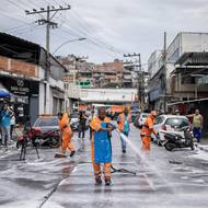 Z celkem 122 zabitých tvořili drtivou většinu Afrobrazilci. V návaznosti na tuto událost úřady neposkytly forenzní týmy, což donutilo komunitu nést fyzickou i emocionální zátěž spojenou s pohřbem vlastních mrtvých. (Městští pracovníci odstraňují krev z náměstí São Lucas. Navzdory bezprecedentnímu počtu obětí a neúspěchu při zadržení klíčových vůdců gangů prohlásila státní vláda operaci za úspěšnou, 29. října 2025.)
