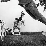 Během tří desetiletí se spotřeba pesticidů zvýšila ze 40 milionů na 580 milionů litrů ročně. Dnes je postřikováno 60 % argentinské orné půdy, což má dopad na 14 milionů lidí. (Sedící Maribella Alexandra Duarte se narodila s vrozenými vadami. Její rodina žije 30 metrů od sójových polí. Entre Ríos, Argentina, 22. listopadu 2014.)