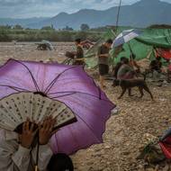 Statisíce lidí z celého světa byly přivezeny do jihovýchodní Asie a nuceny k práci pro tyto nelegální podniky. Když povstalecké síly vyhnaly s juntou spojené milice, které park střežily, v zemi uvízly tisíce pracovníků z 30 zemí. (Pracovníci v provizorním úkrytu poblíž řeky Moei. Mnohým z nich šéfové podvodného centra zabavili doklady, proto nemohli překročit hranici do Thajska. 5. prosince 2025.)