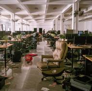 Jes Aznar (The New York Times) uspěl se sérií snímků z Myanmaru. 21. listopadu 2025 obsadila Karenská národní osvobozenecká armáda Shunda Park, obrovský komplex sloužící k provozování internetových podvodů v myanmarském státě Karen. (Narychlo opuštěné kanceláře po vlně bojů mezi myanmarskou armádou a opozičními milicemi v okolí. Min Let Pan, Myanmar, 5. prosince 2025.)