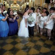 Provincie Bulacan, který leží v deltě, je náchylná k častějším a extrémnějším povodním způsobeným stárnoucími odvodňovacími systémy, bagrováním, nadměrným čerpáním podzemní vody a klimatickými změnami. (Novomanželský polibek za jásotu hostů. Pár je spolu již deset let. Podle Verdilla „je to jen jedna z překážek, které jsme překonali“. 22. července 2025.)