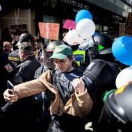 Tento účastník se nedržel pokynů organizátorů Praha je feministická a provokoval policii, která proti němu zasáhla. 