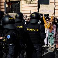 V minulých letech při konfliktech obou táborů zasahovala policie, která tento rok předem upozornila odpůrce pochodu, že narušení, blokování nebo jiné jednání znemožňující klidný průběh může hodnotit jako protiprávní jednání.