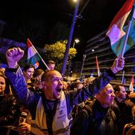 Magyar už před půl devátou večer, tedy necelé dvě a půl hodiny po uzavření volebních místností, na facebooku napsal, že mu premiér Viktor Orbán zavolal, aby mu pogratuloval k volebnímu vítězství.