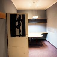 V zázemí pro tanečnice podle správce zůstalo i pár osobních věcí jako voňavky, krémy a oblečení.