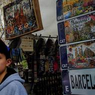 Španělsko vykazuje nejvyšší meziroční nárůst vyhledávání letů, hned za ním je Portugalsko. Spojené arabské emiráty zaznamenaly nejvýraznější pokles. Podle agentury Reuters to vyplývá z údajů společnosti Mabrian, která analyzuje data o cestování.

(Krámek se suvenýry poblíž chrámu Sagrada Família v Barceloně, 2. dubna.)