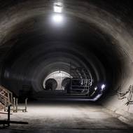 Dvojkolejný tunel směr Olbrachtova s kolejovým rozpletem v pozadí.