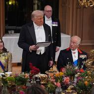 Britská média probírala ještě další část státní večeře. „Chci jen říct, že král Karel vychoval znamenitého syna a že Jeho královská Výsost princ z Walesu je opravdu úžasný,“ pronesl tehdy Trump. Například deník The Independent to interpretoval jako nepříjemné šťouchnutí do prince Harryho, který žije ve Spojených státech a s královskou rodinou se odcizil. Z prezidentovy řeči se totiž mohlo zdát, že král má jediného syna.