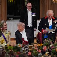 À propos Catherine… Právě princezna z Walesu dělala americkému prezidentovi společnost hned několikrát během návštěvy. Spolu s Williamem byli prvními, kdo Trumpovy v Británii přivítal. A Catherine vedle šéfa Bílého domu seděla podstatnou část státní večeře na hradě Windsor. I to mohlo být výrazem snahy britské vlády využít „měkkou sílu“ královské rodiny ke změně Trumpových názorů vůči Británii, potažmo Evropě.