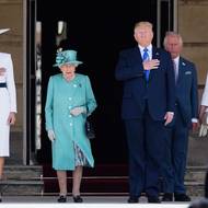 Ani napodruhé se Trumpovi nevyhnula obvinění z porušení královského protokolu. Objevily se dokonce znovu i zmínky o tom, že chvílemi Alžbětu II. předbíhal, ale tentokrát to nebylo tak jednoznačné, jako při předchozí příležitosti.