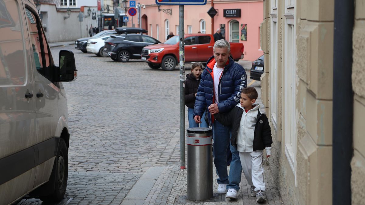 Praha 1 zaplatila miliony za sloupky proti autům. Zatím překáží jen chodcům