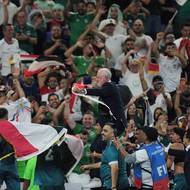 Hlavním hrdinou je kouč Arnold, v černém obleku ve víru oslav.