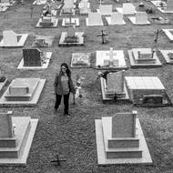 Mirta María Velzi jde k hrobu své dcery, která zemřela v 17 letech na nádor na mozku. Její otec pracoval dlouhá léta na farmách, kde byl vystaven působení mnoha chemických látek. (Entre Ríos, Argentina, 21. listopadu 2014)