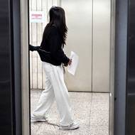 Žena v poutech v 10. patře budovy Jacob Javits. Soudní příkaz z roku 2025 nařídil ICE zlepšit „otřesné“ podmínky v tomto zařízení, kam měli inspektoři až do 19. prosince zakázaný vstup. (New York City, 2. října 2025)