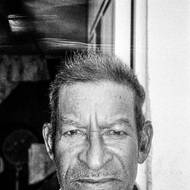 Během posledních dvou desetiletí způsobily přírodní katastrofy vnitřní vysídlení přibližně 2,7 milionu lidí a podle odhadů by tento počet mohl do roku 2050 vzrůst až na osm milionů. (Rybář Enrique stojí před svým domem. Oteplování moří donutilo rybářské komunity vydávat se mnohem dále na moře, protože tradiční druhy ryb migrují na sever do chladnějších vod. Las Barrancas, Veracruz, 10. března 2025.)