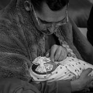 Intimní příběh dokumentuje poslední měsíce Tannerova života, které vyvrcholily narozením jeho dcery AmyLou pouhých 41 dní před jeho smrtí. (Tanner chová AmyLou dva dny po jejím narození. Byl příliš slabý na to, aby stál, a tak držel dceru na klíně, zatímco Shay natáčela tyto momenty pro dceru. American Fork, Utah, 17. května 2025.)