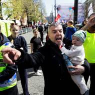 Účastník Pochodu pro život emotivně reaguje na účastníky protestu Praha je feministická. 