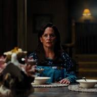 Martha Kelly jako Laurie.