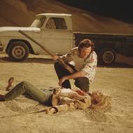 Michael Madsen jako Budd a Uma Thurman v roli Nevěsty.