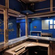 Po průchodu turniketem u recepce v patře se mohli vydat do dvou křídel s pokojíky.