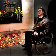 Na poslední fotografii je Jan Potměšil u památníku událostem na Národní třídě z listopadu 1989.