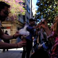 Italští turisté si pochutnávají na cukrové vatě v Gironě, 6. dubna.