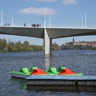  I po otevření mostu budou práce v jeho okolí na obou stranách řeky pokračovat minimálně do konce roku.