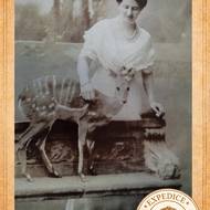 Herbersteinova sbírka, hraběnka Herbersteinová s mláďetem antilopy.