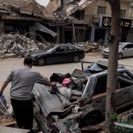 Už v sobotu i představitel libanonského hnutí Hizballáh vyzval místní k opatrnosti a varoval je před předčasným návratem na jih, kde Izrael útočil na několik osob, které se ze severu přiblížily k jím stanovené linii a které vojáci označili za podezřelé.

(Hussein Kouhail si prohlíží své poškozené auto v libanonském městě Nabatieh, 18. dubna.)