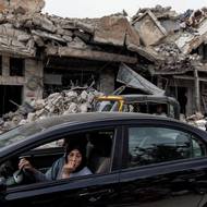 Desetidenní příměří zastavilo masivní letecké útoky Izraele na Libanon, zároveň Hizballáh přestal útočit na sever Izraele drony a raketami. 

(Vysídlená obyvatelka se vrací domů, Nabatieh, Libanon, 18. dubna.)