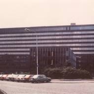 Pohled ze severní strany na budovu Chemapolu a třípatrovou budovu, v níž bylo technické a provozní zázemí. Linie nejvyšší budovy Chemapolu byla situována, aby zdůraznila a prodlužovala osu směřující ke kostelu sv. Václava a spojila tak obě urbanistické dominanty.