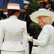 První dáma Melania Trumpová a královna Camilla v úterý sladily barvu svého oblečení.