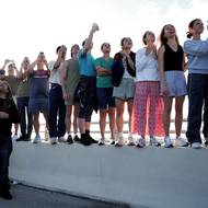 Během cesty bude loď Orion k pohonu využívat gravitaci Země a Měsíce. U jediné přirozené družice naší planety neproběhne žádný další zážeh motoru, loď se nechá gravitací Měsíce odrazit zpátky směrem k Zemi.