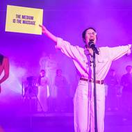 Hudbu složil Jindřich Čížek. Scénografii navrhla Lucie Krausová.