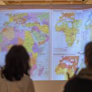 S Jiřím Žákem mohou návštěvníci putovat po státech v atlasu a poslouchat dívku šeptající, jaké zbrojní prostředky vyvážejí české zbrojařské firmy.